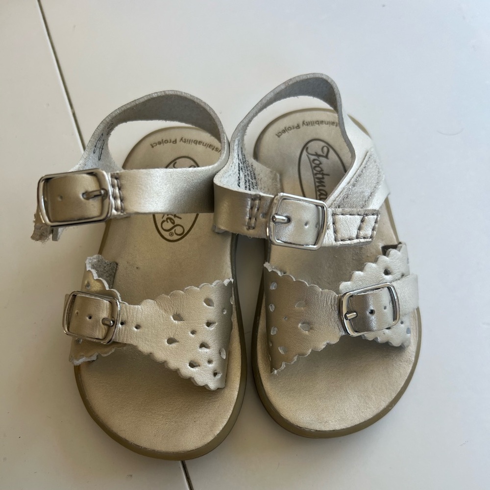 Size 5 little gold footmates